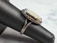 Load image into Gallery viewer, Womens Vintage Estate Sterling Silver Mother of Pearl Ring 5.2g E7813