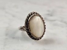 Load image into Gallery viewer, Womens Vintage Estate Sterling Silver Mother of Pearl Ring 5.2g E7813