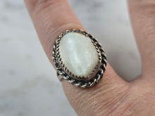 Load image into Gallery viewer, Womens Vintage Estate Sterling Silver Mother of Pearl Ring 5.2g E7813