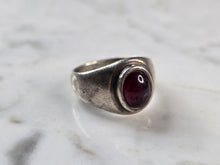 Load image into Gallery viewer, Womens Vintage Estate Sterling Silver Garnet Cabochon Ring 7.1g E7818