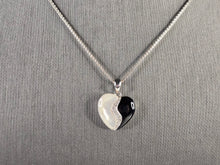 Load image into Gallery viewer, Womens Vintage Estate Sterling Silver Heart Pendant Necklace 5.1g E7834