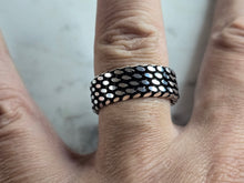 Load image into Gallery viewer, Mens Estate Sterling Silver Modernist Scales Band Ring 8.2g E7847
