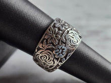 Load image into Gallery viewer, Womens Vintage Estate Sterling Silver Flower Ring 11.0g E7905