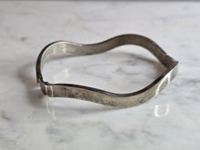 Load image into Gallery viewer, Womens Vintage Estate Sterling Silver Modernist Bangle Bracelet 23.5g E7954