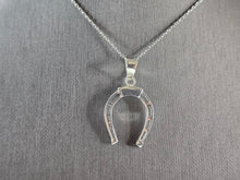 Load image into Gallery viewer, Women Vintage Estate Sterling Silver Lucky Horseshoe Pendant Necklace 4.4g E7996
