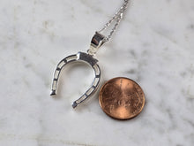 Load image into Gallery viewer, Women Vintage Estate Sterling Silver Lucky Horseshoe Pendant Necklace 4.4g E7996