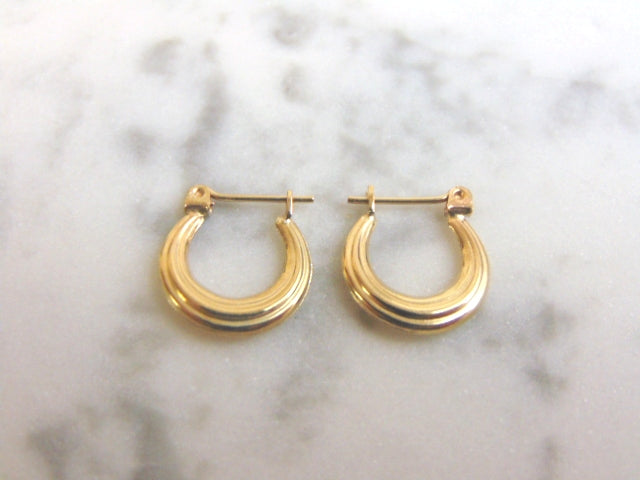 Pair of Womens 14K Yellow Gold Hoop Earrings, 1.0g E1077