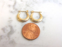 Load image into Gallery viewer, Pair of Womens 14K Yellow Gold Hoop Earrings, 1.0g E1077