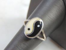 Load image into Gallery viewer, Vintage Estate Sterling Silver Chinese Yin Yang Ring 3.0g E1170
