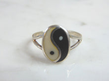 Load image into Gallery viewer, Vintage Estate Sterling Silver Chinese Yin Yang Ring 3.0g E1170