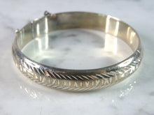 Load image into Gallery viewer, Womens Vintage Estate Sterling Silver Etched Bangle Bracelet 16.1g E1179