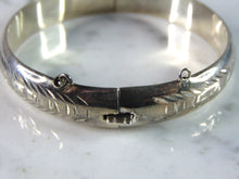 Load image into Gallery viewer, Womens Vintage Estate Sterling Silver Etched Bangle Bracelet 16.1g E1179