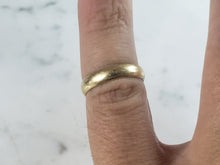 Load image into Gallery viewer, Womens Vintage Estate 14K Yellow Gold Wedding Band Ring 2.6g E1229