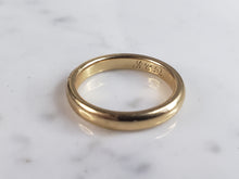 Load image into Gallery viewer, Womens Vintage Estate 18K Gold Hilcox British Wedding Band Ring 4.9g E1272