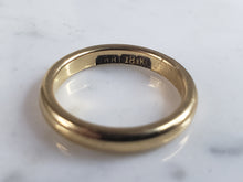 Load image into Gallery viewer, Womens Vintage Estate 18K Gold Hilcox British Wedding Band Ring 4.9g E1272