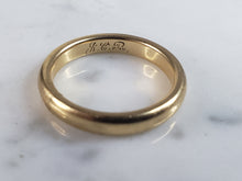 Load image into Gallery viewer, Womens Vintage Estate 18K Gold Hilcox British Wedding Band Ring 4.9g E1272