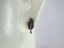Load image into Gallery viewer, Womens Vintage Estate Sterling Silver Leaf Earrings 0.5g E1304