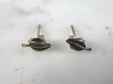 Load image into Gallery viewer, Womens Vintage Estate Sterling Silver Leaf Earrings 0.5g E1304