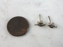Load image into Gallery viewer, Womens Vintage Estate Sterling Silver Leaf Earrings 0.5g E1304