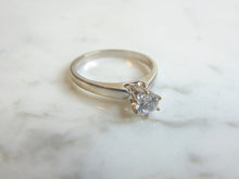 Load image into Gallery viewer, WOMEN&#39;S VINTAGE ESTATE 14K WHITE GOLD &amp; SOLITAIRE DIAMOND RING 3.3g  E1528