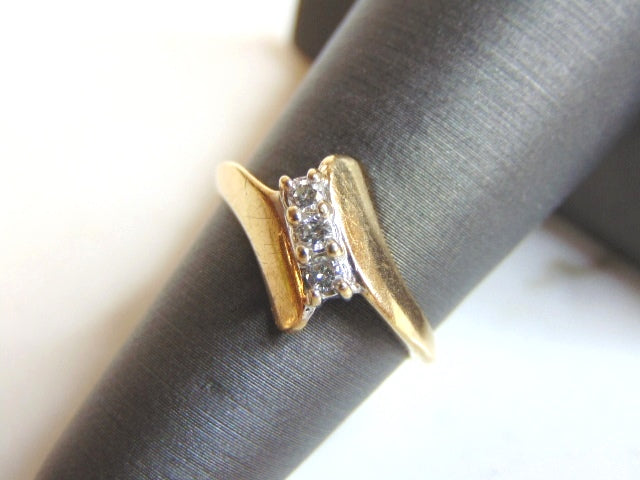 Women's Vintage Estate 10K Yellow Gold Ring w/ Diamonds 2.2g E1932