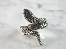 Load image into Gallery viewer, Mens Vintage Estate Sterling Silver Snake Ring 6.4g E2211