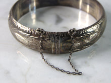 Load image into Gallery viewer, Womens Vintage Estate Sterling Silver Etched Cuff Bracelet 19.6g E2563