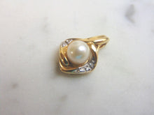 Load image into Gallery viewer, Womens Vintage Estate 14K Yellow Gold Pearl &amp; Diamond Pendant, 2.8g E2598