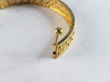 Load image into Gallery viewer, Womens Vintage Estate 22K Yellow Gold Bangle Bracelet 23.1g E2900