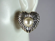 Load image into Gallery viewer, Womens Vintage Estate Sterling Silver Pearl Heart Earrings 7.2g E3079