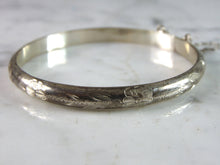 Load image into Gallery viewer, Womens Vintage Estate Sterling Silver Etched Bangle Bracelet 8.1g E3159