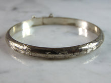 Load image into Gallery viewer, Womens Vintage Estate Sterling Silver Etched Bangle Bracelet 8.1g E3159