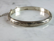 Load image into Gallery viewer, Womens Vintage Estate Sterling Silver Etched Bangle Bracelet 8.1g E3159