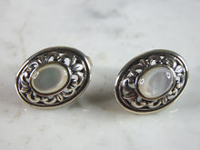 Load image into Gallery viewer, Womens Vintage Estate Sterling Silver M.O.P. Earrings 5.1g E3303