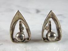 Load image into Gallery viewer, Womens Vintage Estate Sterling Silver Modernist Clamp Earrings 10.8g E3620