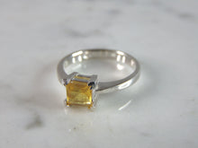 Load image into Gallery viewer, Womens Sterling Silver Ring w/ Golden Beryl Colored Stone 2.4g E5186