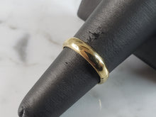 Load image into Gallery viewer, Womens Vintage Estate 18K Yellow Gold Wedding Band Ring 3.9g E6235