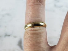 Load image into Gallery viewer, Womens Vintage Estate 18K Yellow Gold Wedding Band Ring 3.9g E6235