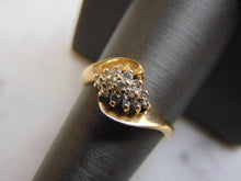 Load image into Gallery viewer, Womens Vintage Estate 14K Yellow Gold Diamond Cluster Ring, 2.9g E3556
