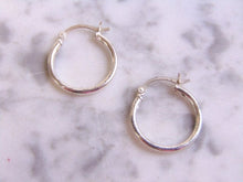 Load image into Gallery viewer, Vintage Estate Womens Sterling Silver Hoop Earrings 1.8g #E4123