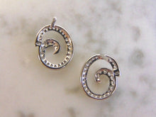 Load image into Gallery viewer, Womens  Vintage Estate Sterling Silver Earrings 1.7g #E4242