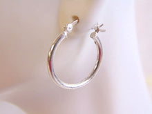 Load image into Gallery viewer, Vintage Estate Womens Sterling Silver Hoop Earrings 1.8g #E4123
