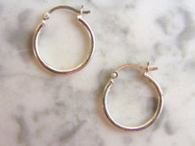 Load image into Gallery viewer, Vintage Estate Womens Sterling Silver Hoop Earrings 1.8g #E4123