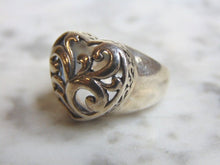 Load image into Gallery viewer, Womens Vintage Estate Sterling Silver Heart Ring 6.4g E4685