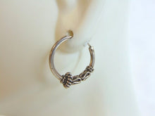 Load image into Gallery viewer, Womens Vintage Estate Sterling Silver Hoop Earrings 1.7g E5391