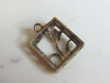 Load image into Gallery viewer, Womens Vintage Estate Sterling Silver Flower Pendant 5.5g E5459