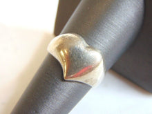 Load image into Gallery viewer, Womens Vintage Estate Sterling Silver Heart Ring 4.0g E5502