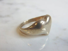 Load image into Gallery viewer, Womens Vintage Estate Sterling Silver Heart Ring 4.0g E5502