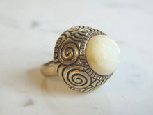 Load image into Gallery viewer, Womens Vintage Estate Sterling Silver Mother of Pearl Ring 12.9g E5623