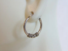 Load image into Gallery viewer, Womens Vintage Estate Sterling Silver Hoop Earrings 1.2g E5404